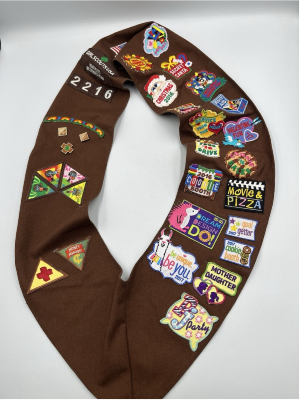 COLLECTIBLE GIRL SCOUT USA SASH WITH PATCHES & BADGES EXCELLENT CONDITION